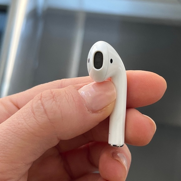 Left AirPod First Generation - Picture 3 of 4